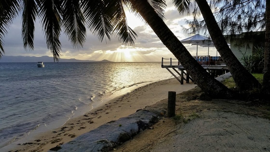 Atardecer en una playa de Fiji