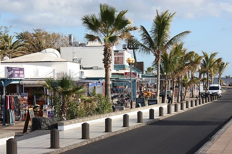Avenida de las Playas, la zona más animada de Puerto del Carmen. Foto de Dguendel, CC BY 4.0 Avenida de las Playas la zona más animada de Puerto del Carmen