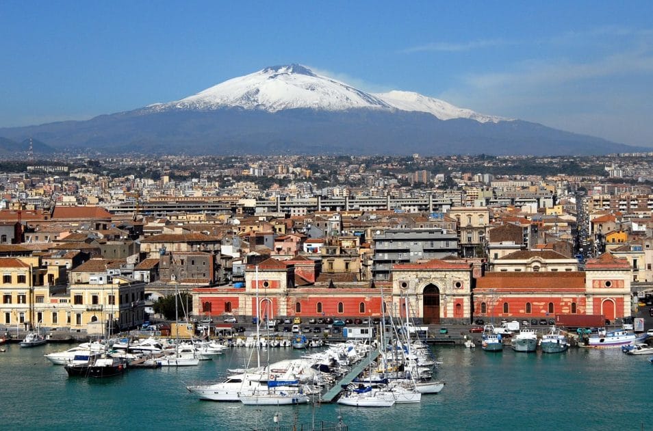 Catania con el Monte Etna al fondo Viaje a Italia. CATANIA, SICILIA