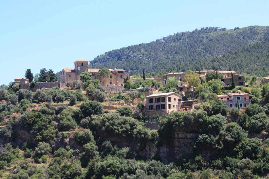 Deiá uno de los pueblos de la Sierra de Tramuntana que recorre la GR 221 Deiá uno de los pueblos de la Sierra de Tramuntana que recorre la GR 221