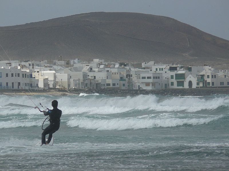 Deportes acuáticos en la Playa de Famara Lanzarote Foto Halferitos CC BY SA 3.0 Wikimedia Commons Deportes acuáticos en la Playa de Famara Lanzarote Foto Halferitos CC BY SA 3.0 Wikimedia Commons