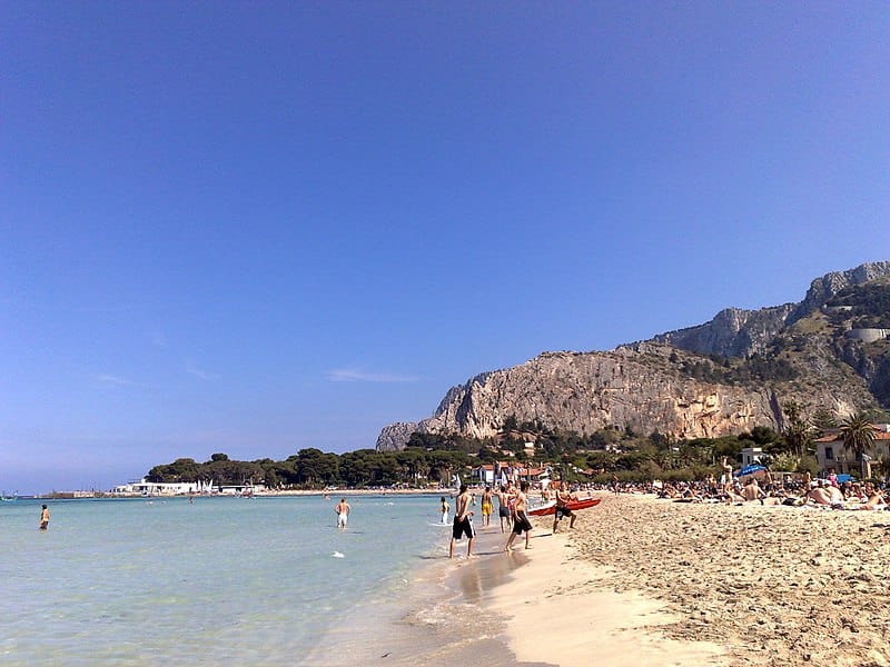 PLAYA DE MONDELLO PALERMO FOTO Dedda71 CC BY 3.0 WIKIMEDIA COMMONS Viajar a Sicilia, PLAYA DE MONDELLO PALERMO