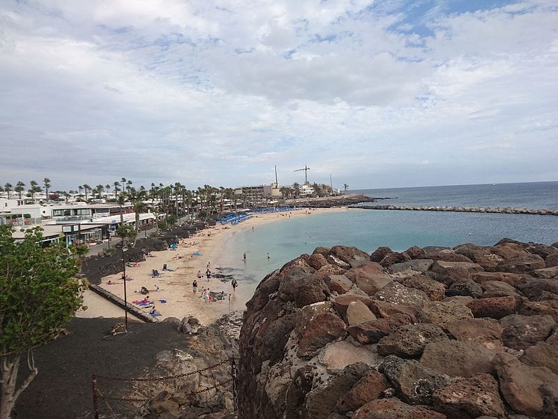 PLAYA FLAMINGO EN PLAYA BLANCA LANZAROTE FOTO BrotherDarksoul CC BY SA 3.0 via Wikimedia Commons PLAYA FLAMINGO EN PLAYA BLANCA LANZAROTE FOTO BrotherDarksoul CC BY SA 3.0 via Wikimedia Commons