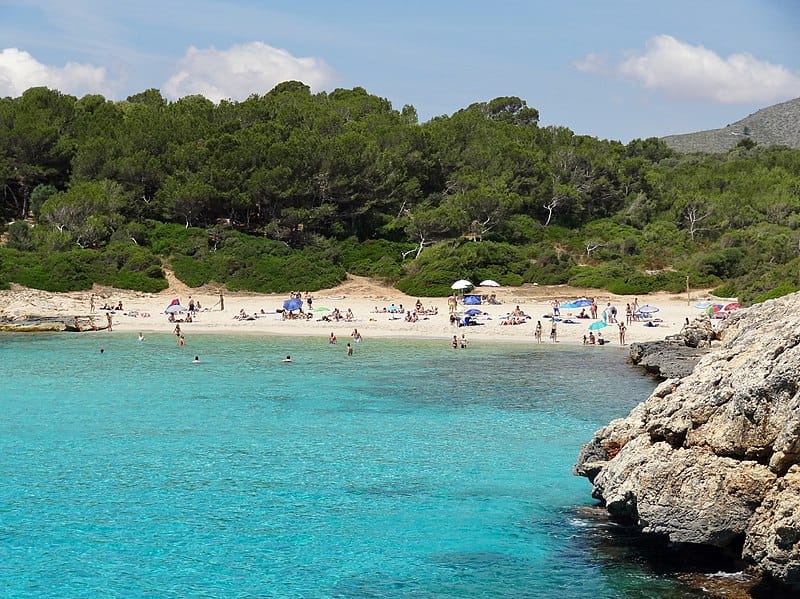 Sol y playa en Cala Varques, Manacor. Foto de Olaf Tausch, CC BY 3.0 SOL Y PLAYA EN CALA VARQUES MANACOR