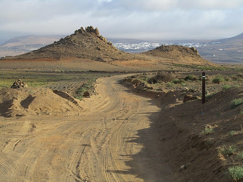 Senderismo en Lanzarote Foto Ignacio Romero Perera vía Wikimedia Commons Senderismo en Lanzarote Foto Ignacio Romero Perera via Wikimedia Commons