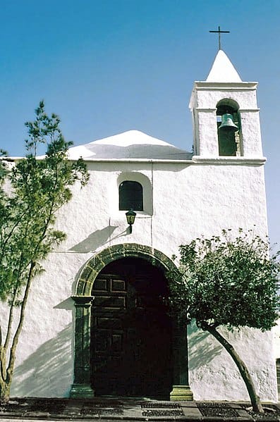 iglesia de San Roque en Tinajo Lanzarote Foto LBM1948 CC BY SA 4.0 via Wikimedia Commons Turismo por Lanzarote: iglesia de San Roque en Tinajo Lanzarote