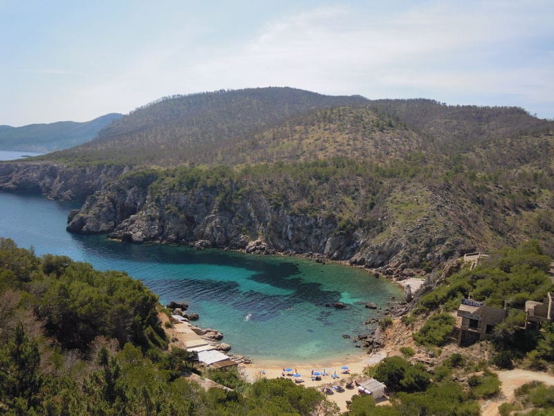 Cala d´en Serra. Foto de Stavros1 CC BY 3.0 Vacaciones en Ibiza, Cala d´en Serra