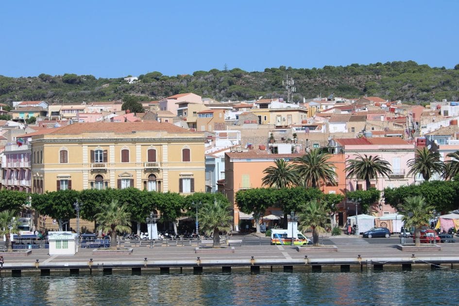 Viajes a Cerdeña: Carloforte desde el mar