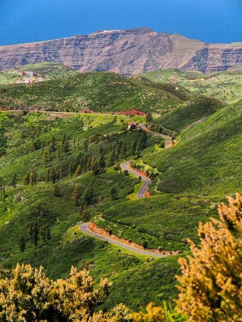 Carretera en la isla de La Gomera. Ciclismo en Canarias