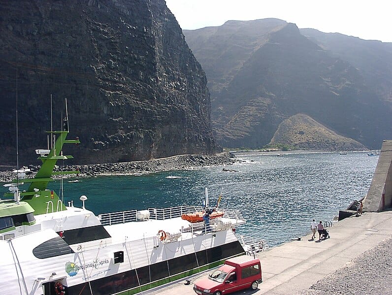 Ferry en Puerto de Vueltas. Ferries en Canarias