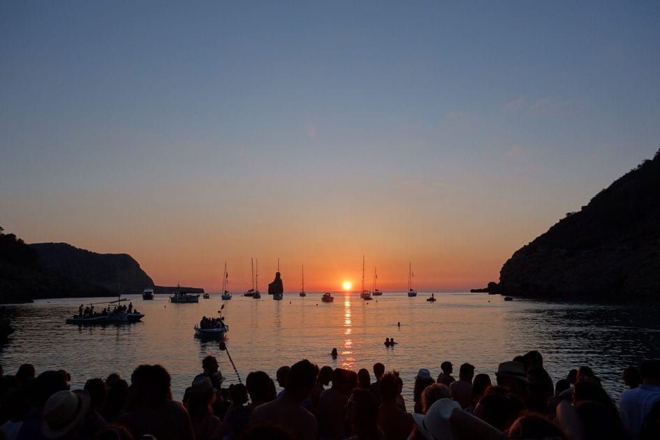 Los mágicos atardeceres de Cala Benirrás en Ibiza Los mágicos atardeceres de Cala Benirrás en Ibiza