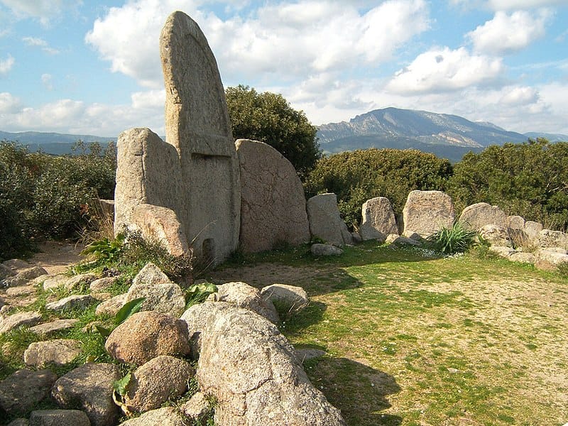Tomba dei giganti de Sa Ena 'e Thomes