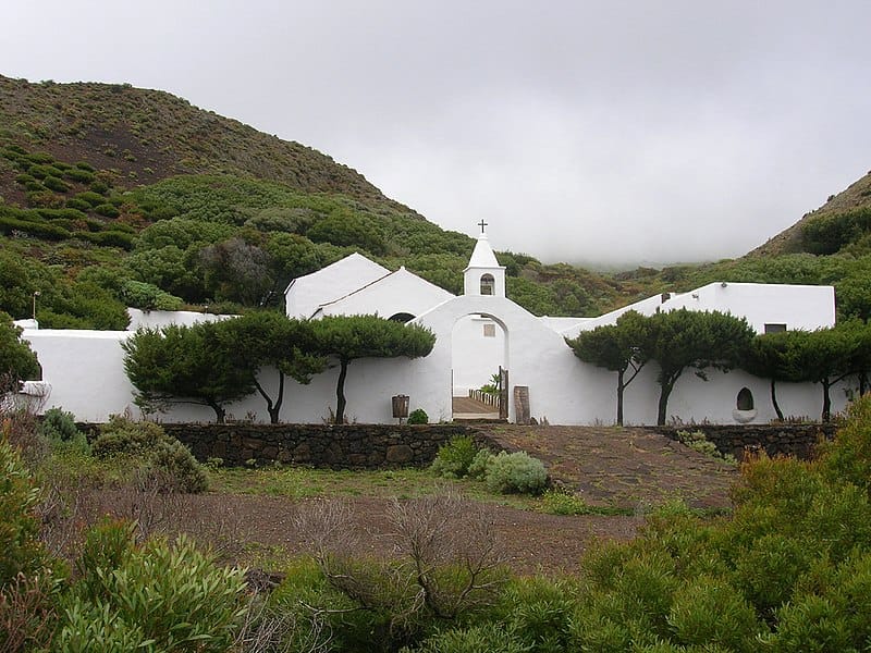 Turismo en El Hierro: Santuario Insular de Nuestra Señora de los Reyes. Foto de barraquito, CC BY SA 2.0 Turismo en El Hierro Santuario Insular de Nuestra Señora de los Reye