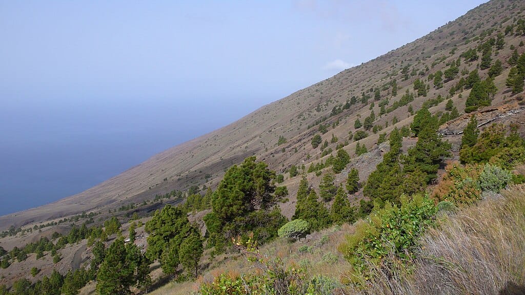 Turismo en El Hierro: laderas del Julán. Foto de Mataparda, CC BY 3.0 Turismo en El Hierro laderas del Julán