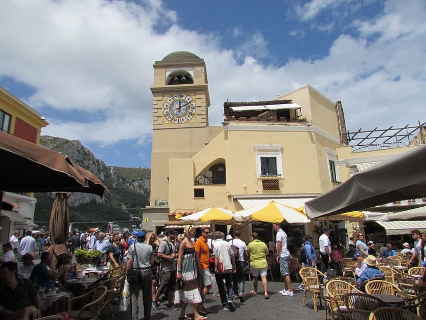 Piazzetta de Capri y Torre del Reloj. Foto de Cezar Suceveanu, CC BY SA 4.0 Piazzetta de Capri y Torre del Reloj. Foto de Cezar Suceveanu, CC BY SA 4.0