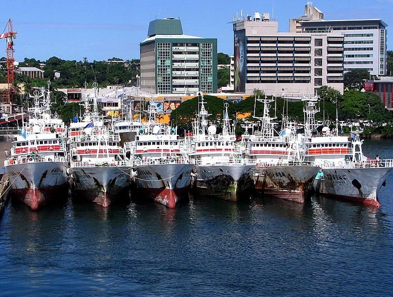 Puerto de Suva. Foto de Qiliho, CC BY 3.0