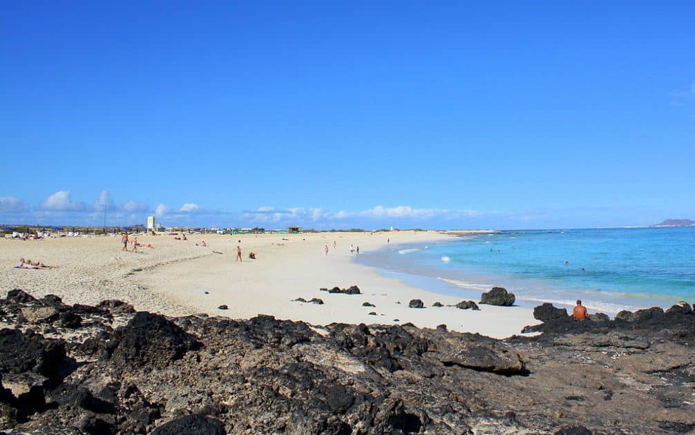 Qué ver en Fuerteventura Grandes Playas de Corralejo. Foto de Andy Mitchell from Glasgow, UK, CC BY SA 2.0