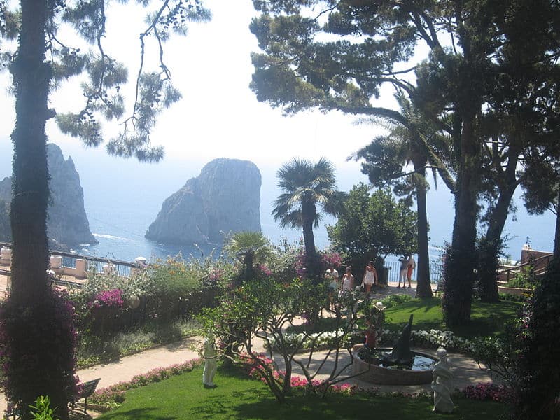 Viaje a Capri Jardines de Augusto con vistas a los Faraglioni. Foto de Jenny, CC BY 2.0 Viaje a Capri Jardines de Augusto con vistas a los Faraglioni. Foto de Jenny, CC BY 2.0