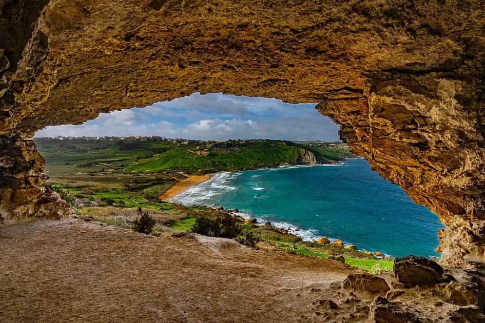 Qué hacer en Malta - Admirar la Bahía de Ramla desde la Cueva de Calipso. Foto de Ralf Roletschek Qué hacer en Malta Admirar la Bahía de Ramla desde la Cueva de Calipso. Foto de Ralf Roletschek