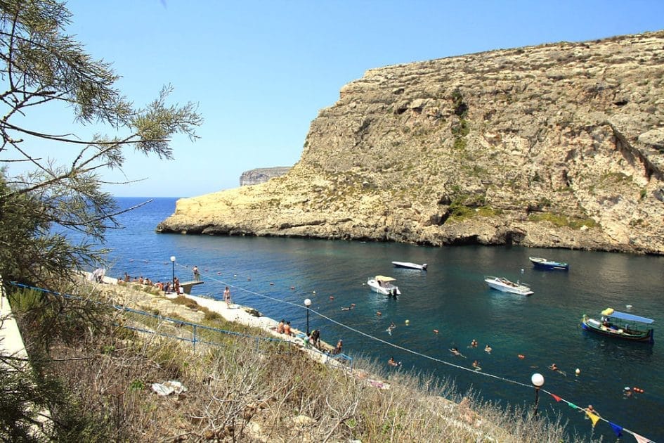 Qué hacer en Malta - Caminar y nadar en la Bahía de Xlendi. Foto de Karelj. Qué hacer en Malta Caminar y nadar en la Bahía de Xlendi. Foto de Karelj.