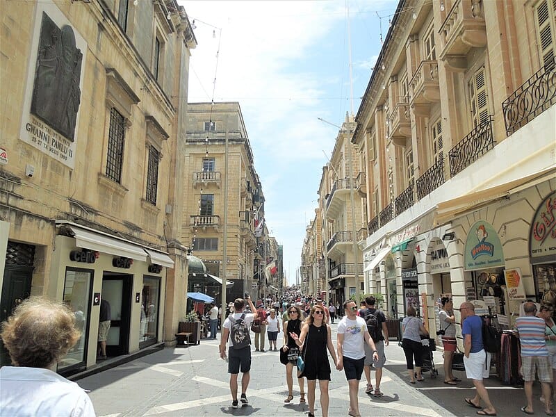 Qué hacer en Malta - De compras por Republic Street en La Valeta. Foto de Cosal, CC BY SA 4.0 Qué hacer en Malta De compras por Republic Street en La Valeta. Foto de Cosal, CC BY SA 4.0