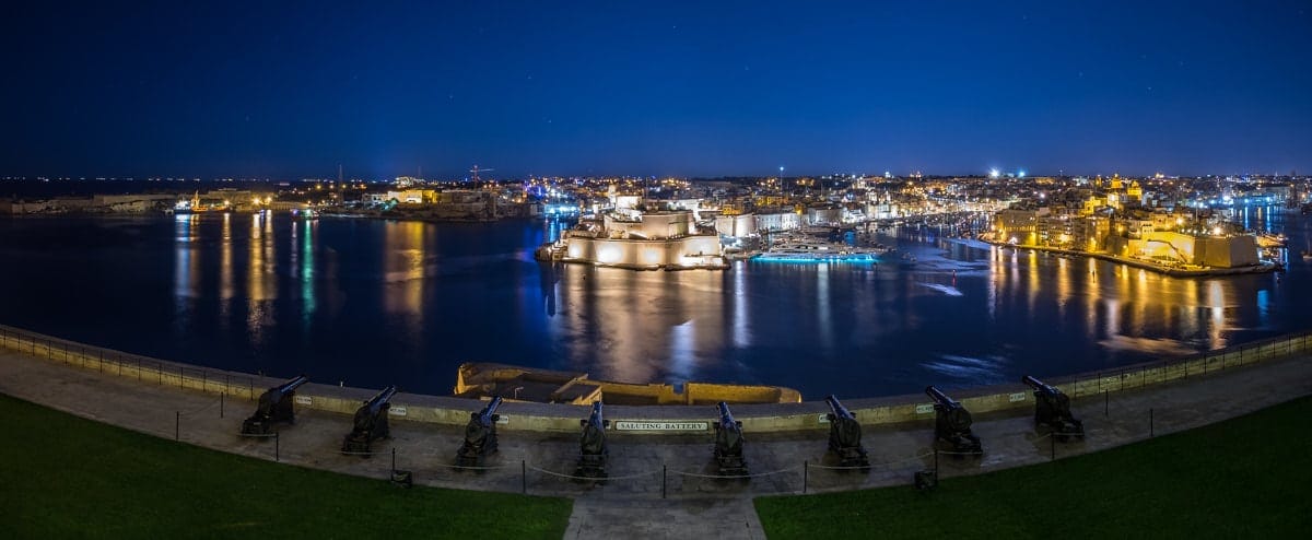 Qué hacer en Malta - Disfrutar de las vistas desde los Upper Barrakka Gardens. Foto de Giuseppe Milo, CC BY 3.0 Qué hacer en Malta Disfrutar de las vistas desde los Upper Barrakka Gardens. Foto de Giuseppe Milo, CC BY 3.0