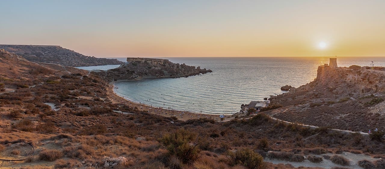 Qué hacer en Malta - Relajarse en la Playa de Ghajn Tuffieha. Foto de De Diego Delso, CC BY SA 4.0 Qué hacer en Malta Relajarse en la Playa de Ghajn Tuffieha. Foto de De Diego Delso, CC BY SA 4.0