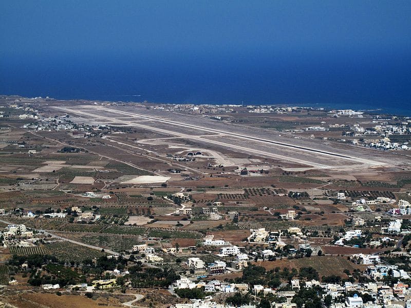Qué ver en Santorini, Grecia Aeropuerto Internacional. Foto de Hhss8228, CC BY SA 3.0