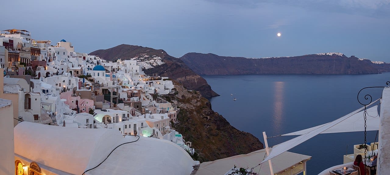 Qué ver en Santorini - Atardecer en Oia. Foto de Par C messier,CCBYSA4.0