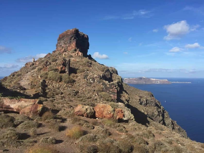 Qué ver en Santorini, Grecia Roca de Skaros