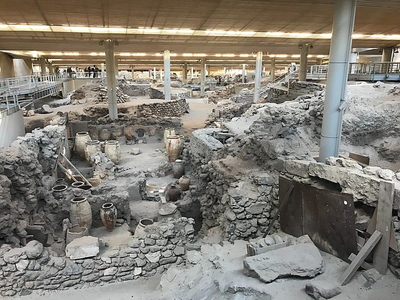 Qué ver en Santorini, Grecia Yacimiento de Akrotiri. Foto de Rt44, CC BY SA 4.0