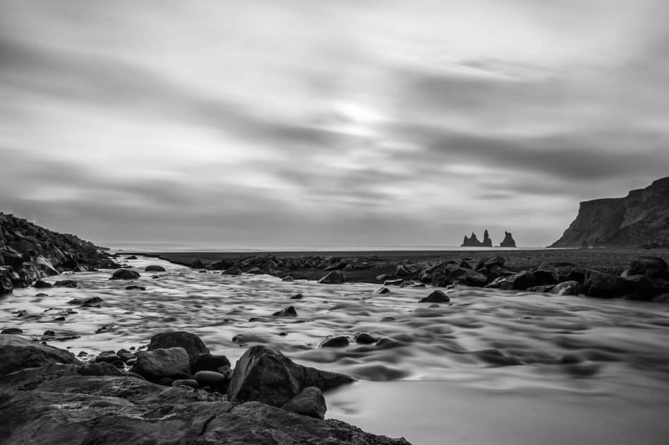 Turismo en Islandia Playa de Reynisfjara con las rocas Reynisdrangar al fondo