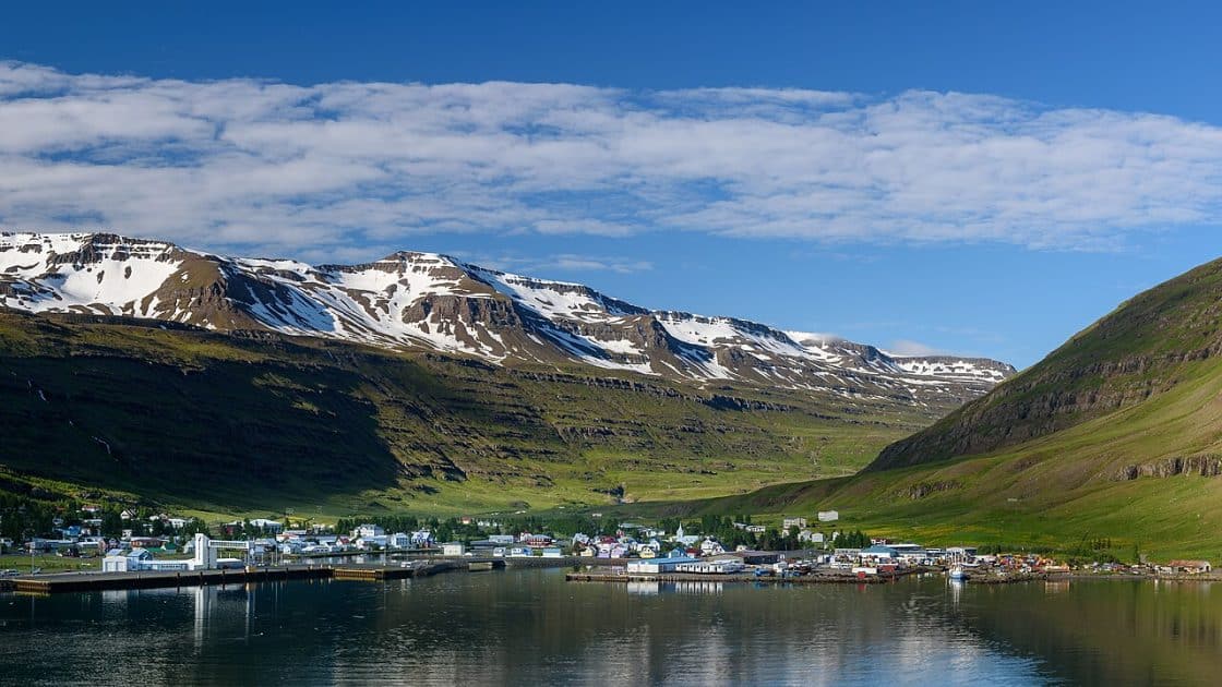 Turismo en Islandia Seyðisfjörður. Foto de Joe deSousa, CC0