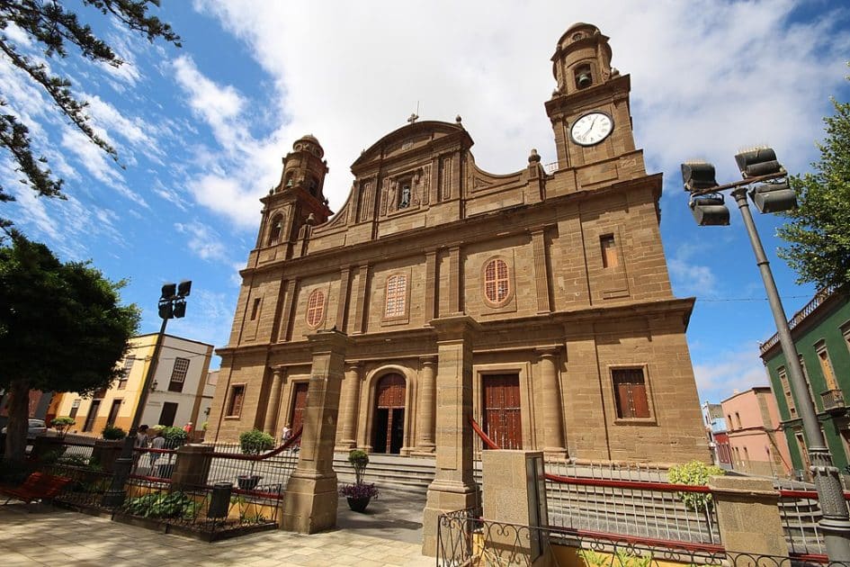 Viajes a Gran Canaria Iglesia de Santiago de los Caballeros. Foto de Victor R. Ruiz, CC BY SA 2.0