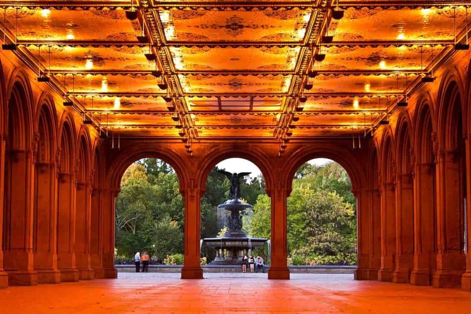 Qué ver en Manhattan Bethesda Terrace con la fuente al fondo. Foto de spurekar, CC BY 2.0 Qué ver en Manhattan Bethesda Terrace con la fuente al fondo. Foto de spurekar, CC BY 2.0