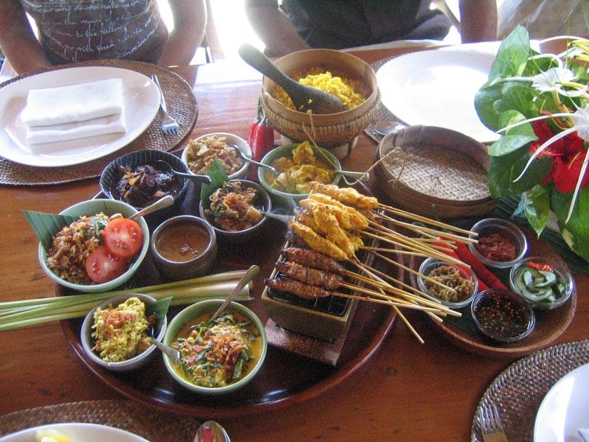Viajar a indonesia Comida típica balinesa. Foto de Everett Harper from San Francisco, USA, CC BY SA 2.0 Viajar a indonesia Comida típica balinesa. Foto de Everett Harper from San Francisco, USA, CC BY SA 2.0