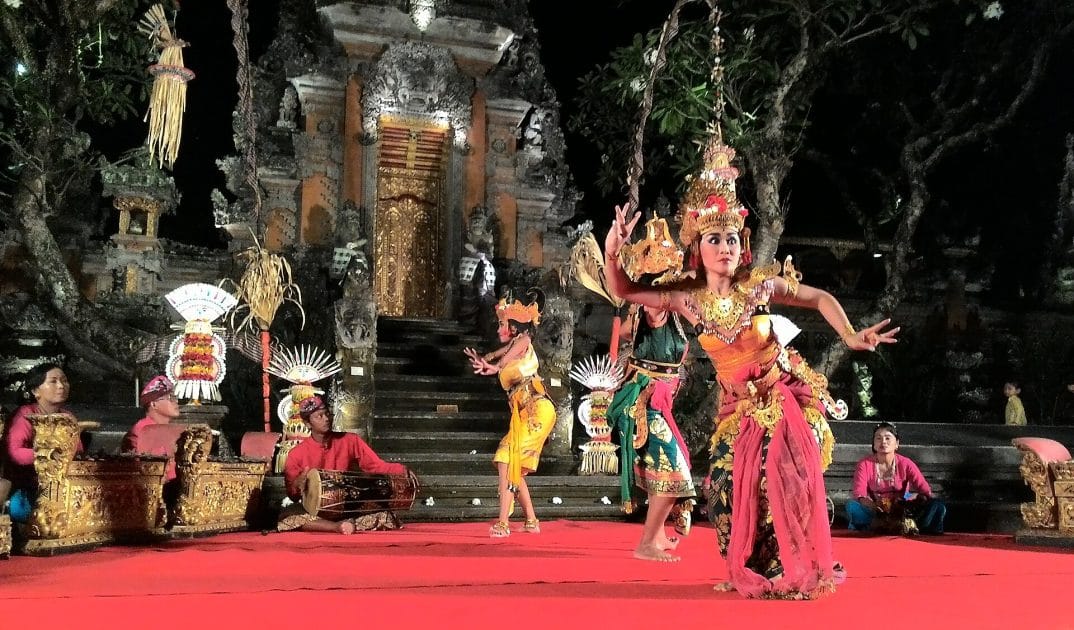 Viaje a Bali Danza balinesa en Ubud. Foto de Gunawan Kartapranata, CC BY SA 4.0