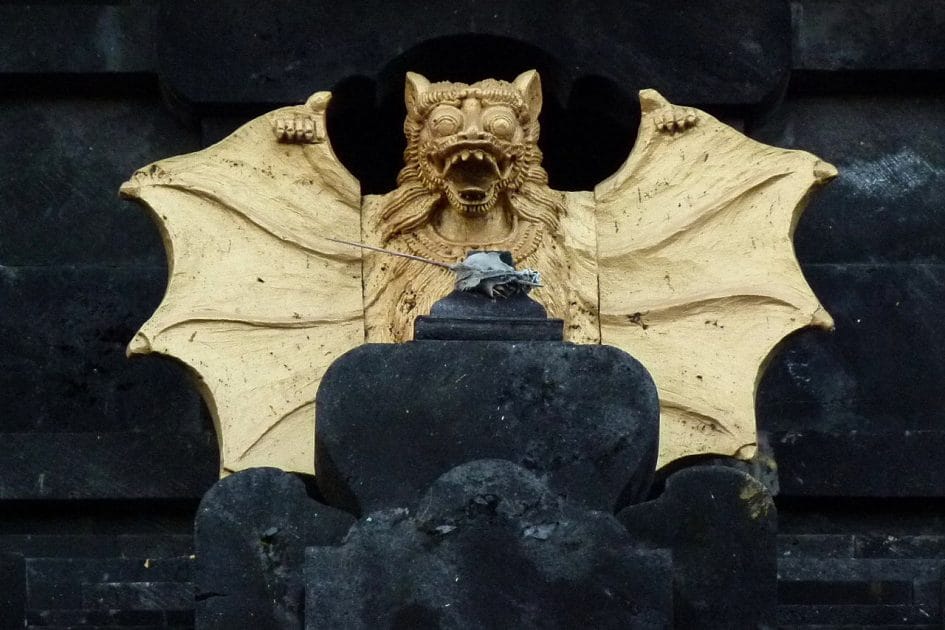 Viaje a Bali Murciélago dorado en el interior de Goa Lawah. Foto de Schnobby, CC BY SA 3.0