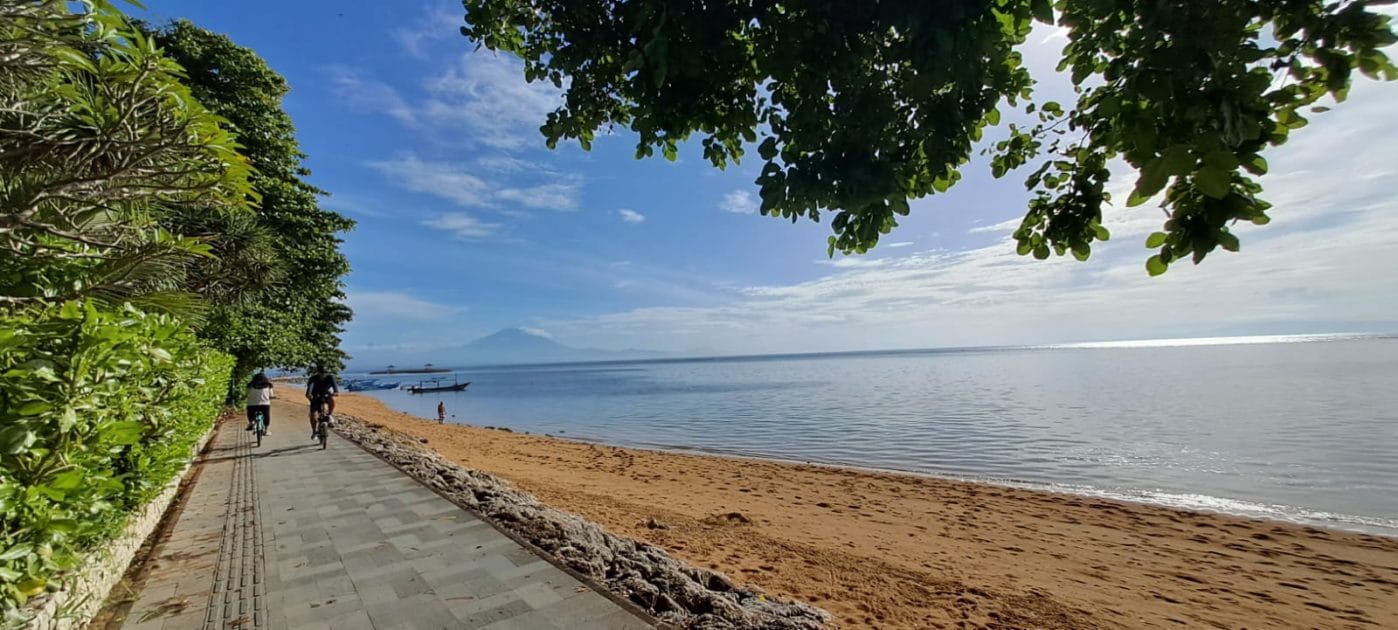 Viaje a Bali Sanur Beach. Foto de Fitri Penyalai, CC BY SA 4.0