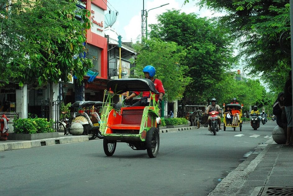 Viaje a Indonesia Desplazamientos en becak. Foto de Muhammad Malik Ali, CC BY SA 4.0 Viaje a Indonesia Desplazamientos en becak. Foto de Muhammad Malik Ali, CC BY SA 4.0