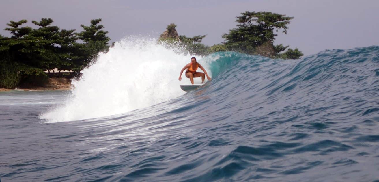 Viaje a Indonesia Surf durante todo el año. Foto de Pesona Sawarna, CC BY SA 2.0 Viaje a Indonesia Surf durante todo el año. Foto de Pesona Sawarna, CC BY SA 2.0