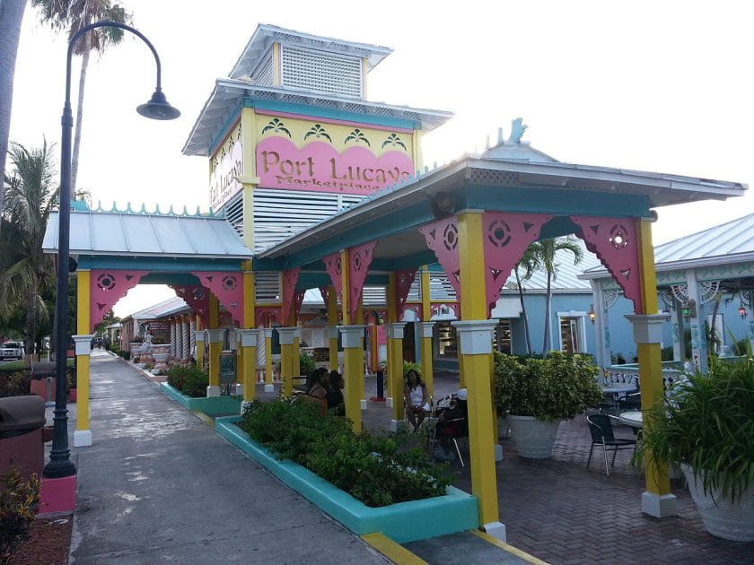 Viajes a las Bahamas Port Lucaya Marketplace. Foto de Pietro , CC BY SA 3.0