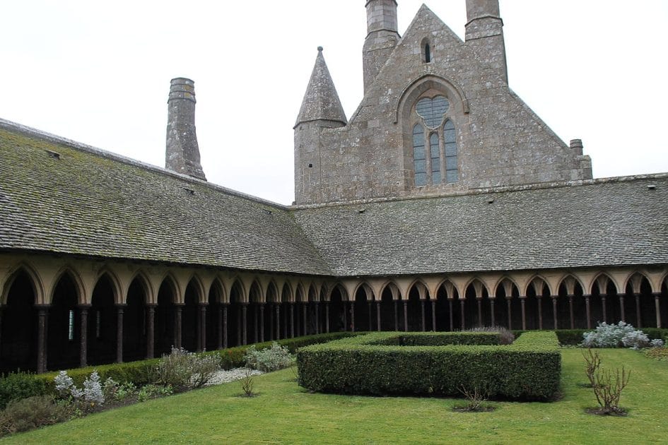 Visitar Mont Saint Michel Claustro de la Abadía. Foto de Olaf Meister, CC BY SA 4.0