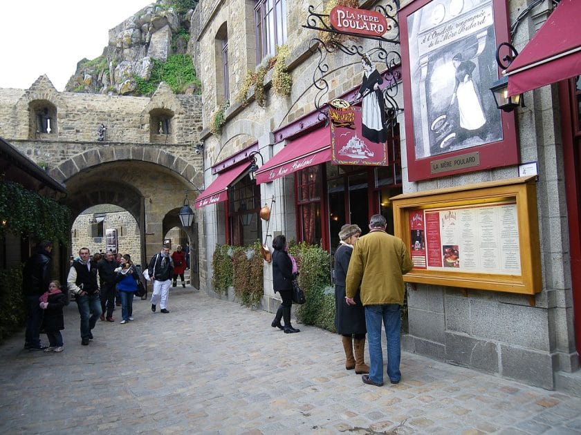 Visitar Mont Saint Michel La Mere Poulard. Foto de chisloup, CC BY 3.0
