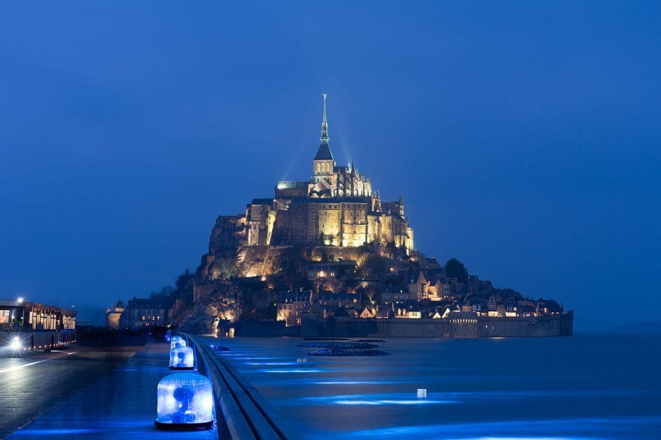 Visitar Mont Saint Michel Magia nocturna. Foto de Édouard Hue, CC BY SA 4.0