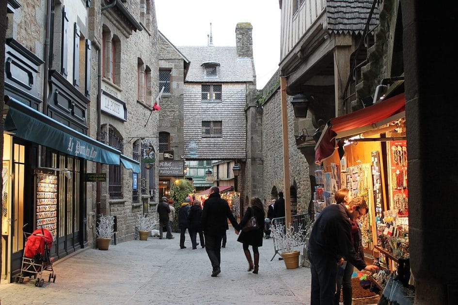 Visitar Mont Saint Michel Tiendas de souvenirs. Foto de John Samuel, CC BY SA 4.0