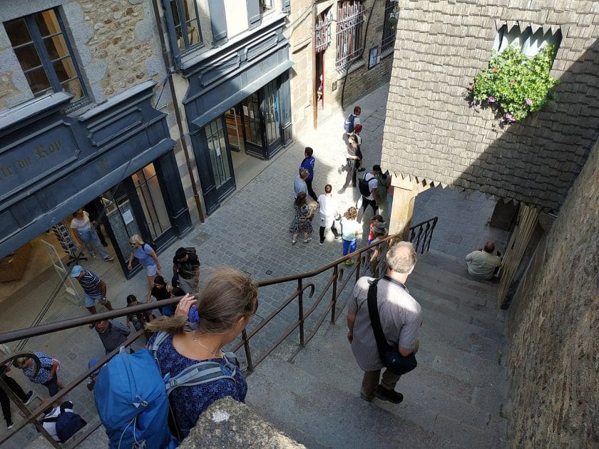 Visitar Mont Saint Michel Un paseo por sus calles empedradas y empinadas. Foto de IgorCalzone1, CC BY SA 4.0