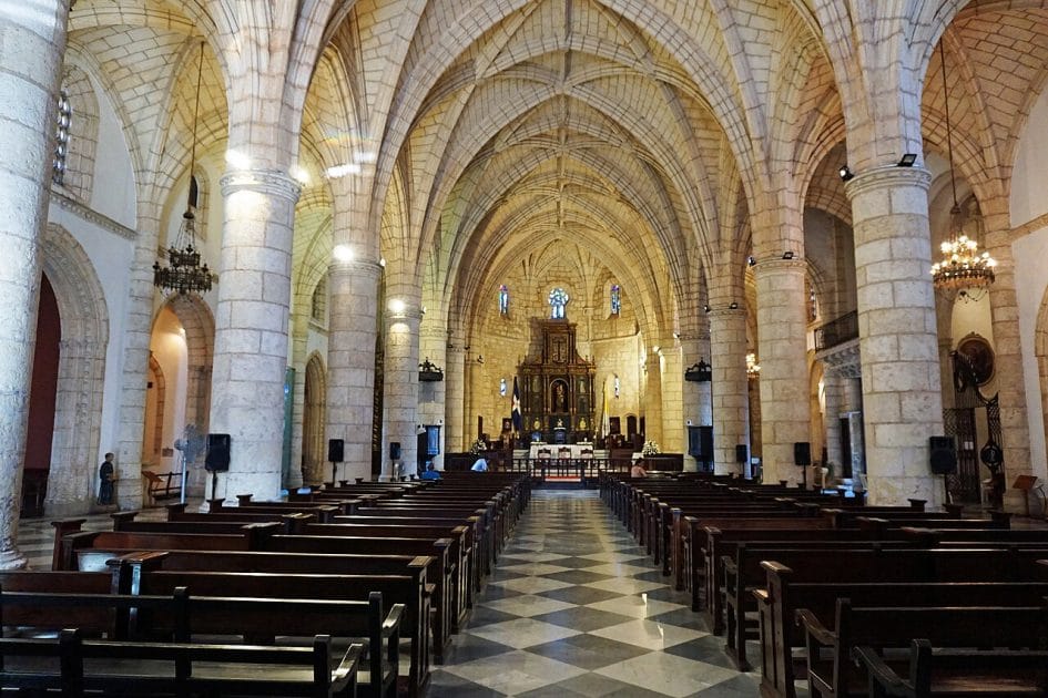 Zona Colonial de Santo Domingo Interior de la Catedral Primada de América. Foto de Mariordo (Mario Roberto Durán Ortiz), CC BY SA 4.0