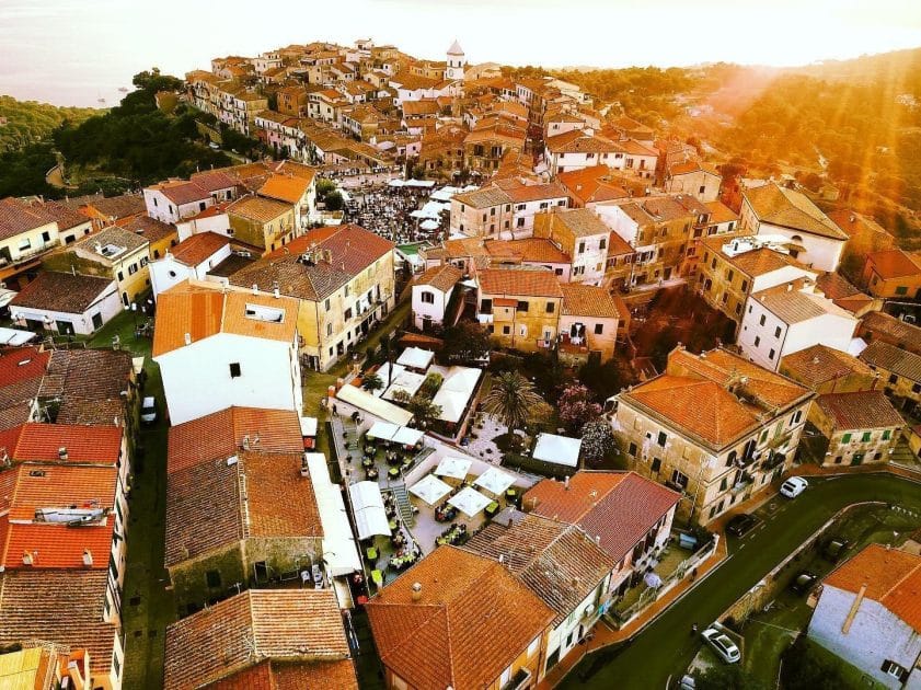 Isla de Elba, Italia Las animadas plazas de Capoliveri. Foto de Google Maps de Ristorante Pizzeria La Lampara Capoliveri Isla de Elba, Italia Las animadas plazas de Capoliveri. Foto de Google Maps de Ristorante Pizzeria La Lampara Capoliveri