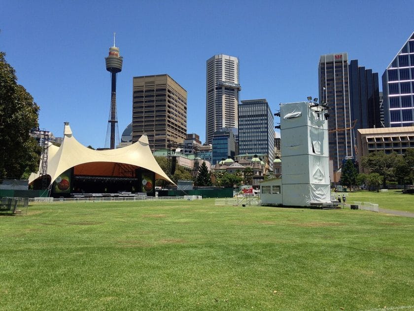Turismo en Sydney, Australia Escenario de verano para conciertos en The Domain. Foto de Stuart Midgley, CC BY SA 4.0
